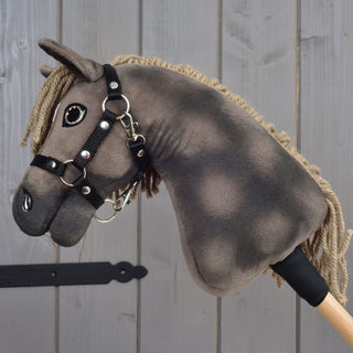 Hobby Horse Avalon met zwart halster, maat XS