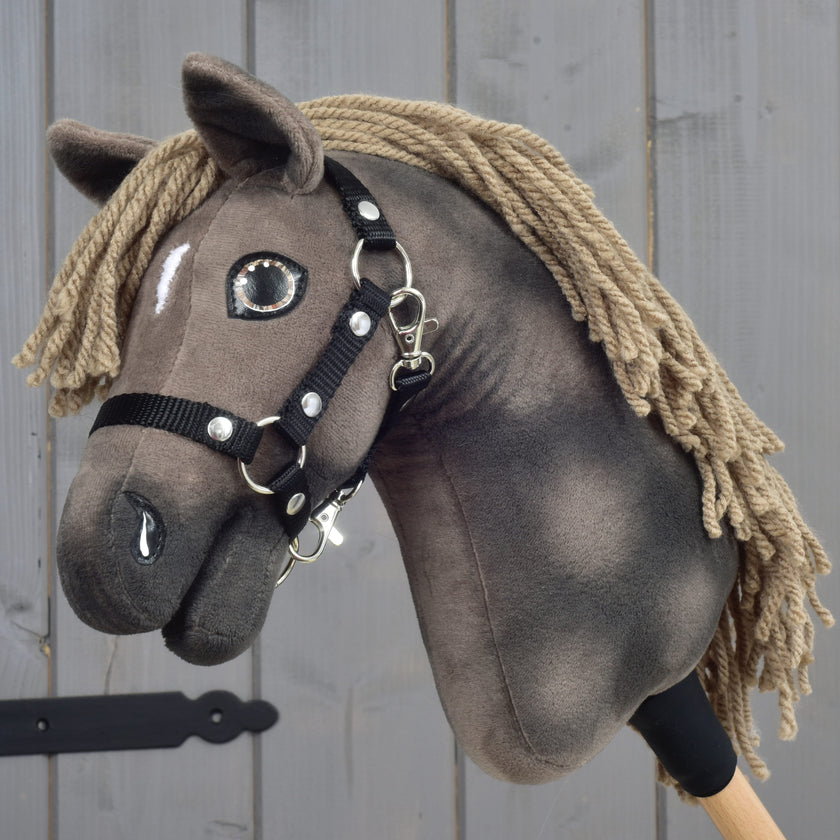 Hobby Horse Avalon met zwart halster, maat XS