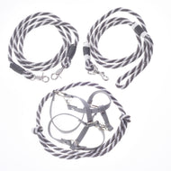 Drie grijs-wit gestreepte accessoires uit Set Start zilver van Hobby Horse LarDen, waaronder een halster voor Hobby Horse, cordeo, leadrope en teugels, liggen op een witte achtergrond. Ideaal als bijpassend tuig en lijnen of teugels voor je favoriete Hobby Horse-accessoires.