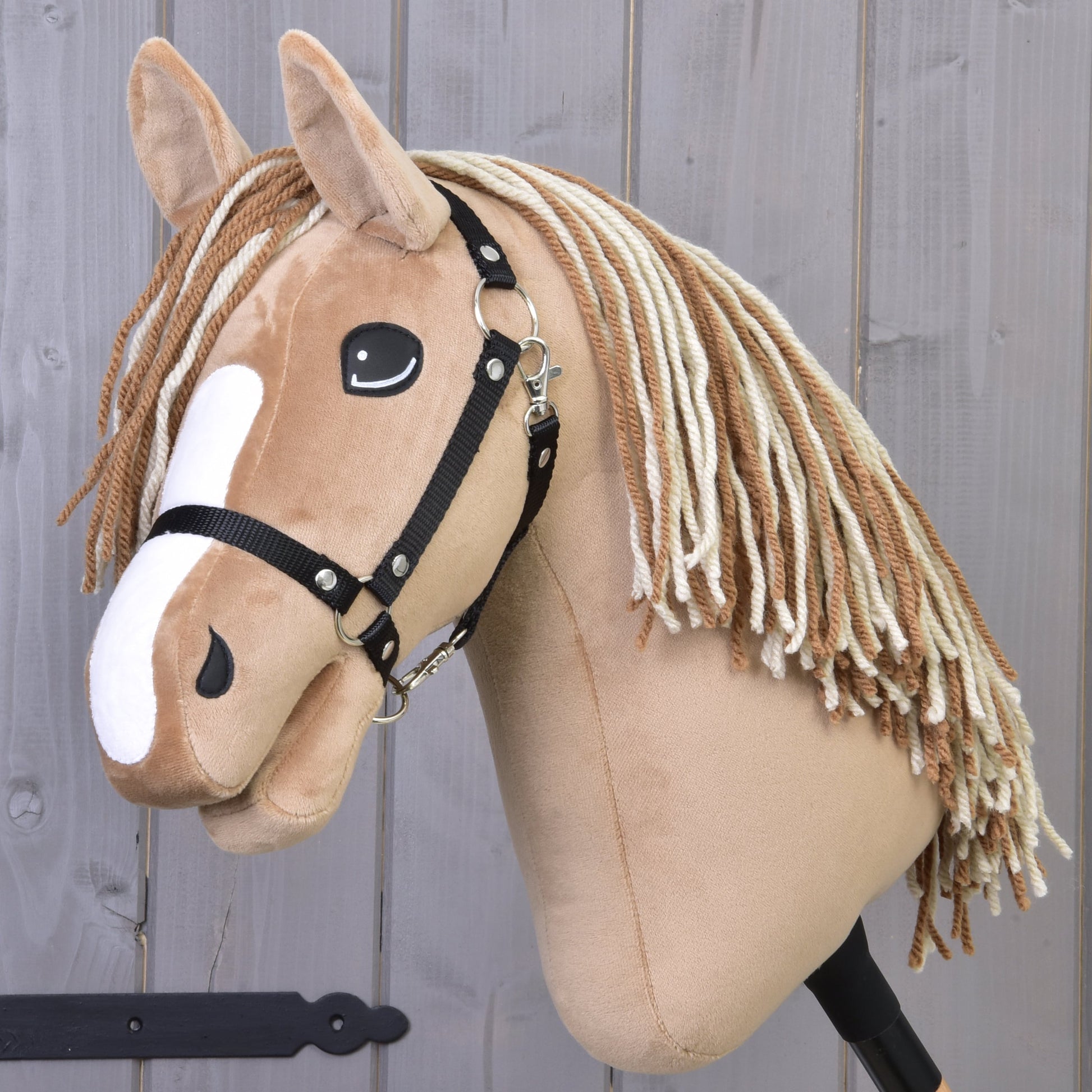 Hobby Horse Bren met zwart Halster