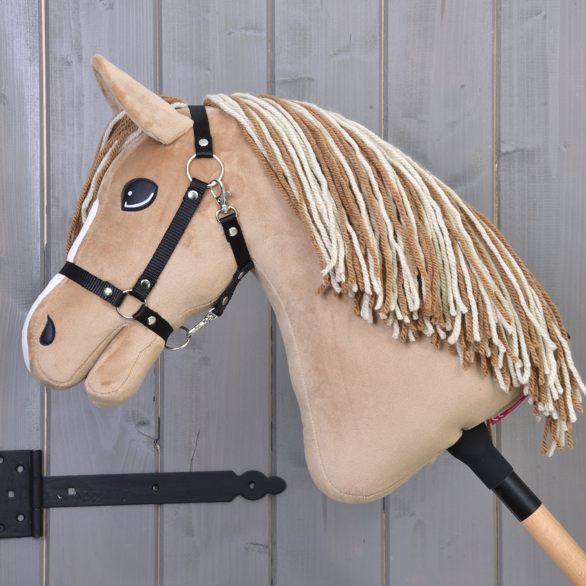 Hobby Horse Bren met zwart Halster
