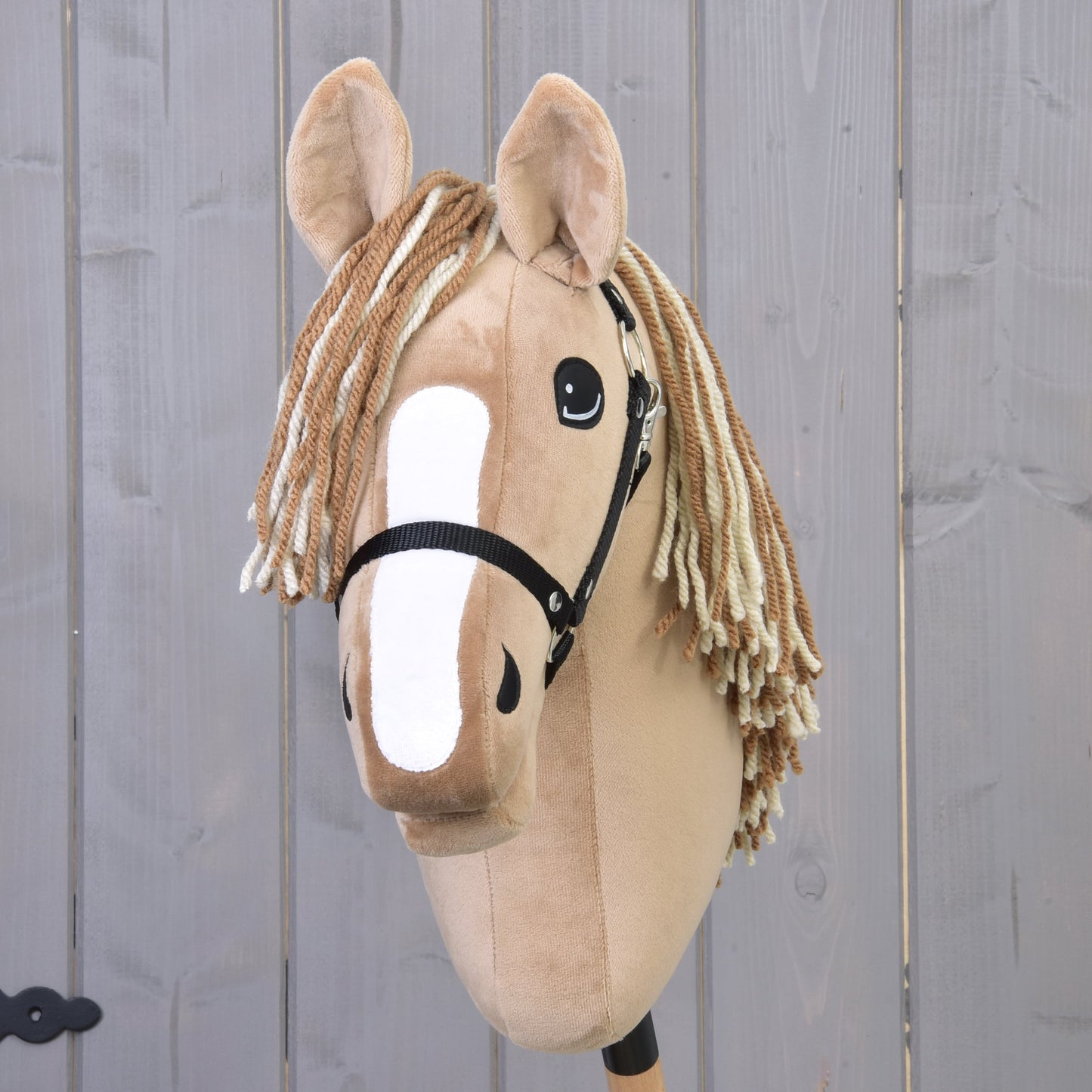 Hobby Horse Bren met zwart Halster