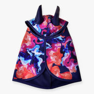 Regenjas Rainbow (winter softshell) van Hobby Horse LarDen met een wervelend abstract patroon in rood, blauw, roze en paars en hoorntjesachtige capuchondetails, een opvallende unieke waterdichte wintercape getoond op een witte achtergrond.