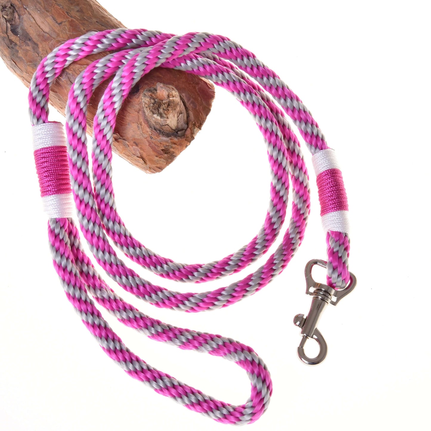 Set Start roze (halster + cordeo + lead rope + teugels) van Hobby Horse LarDen bevat een halster, cordeo, lead rope en teugels in roze, wit en zwart, perfect voor Hobby Horsing of als aanvulling op je accessoirecollectie.