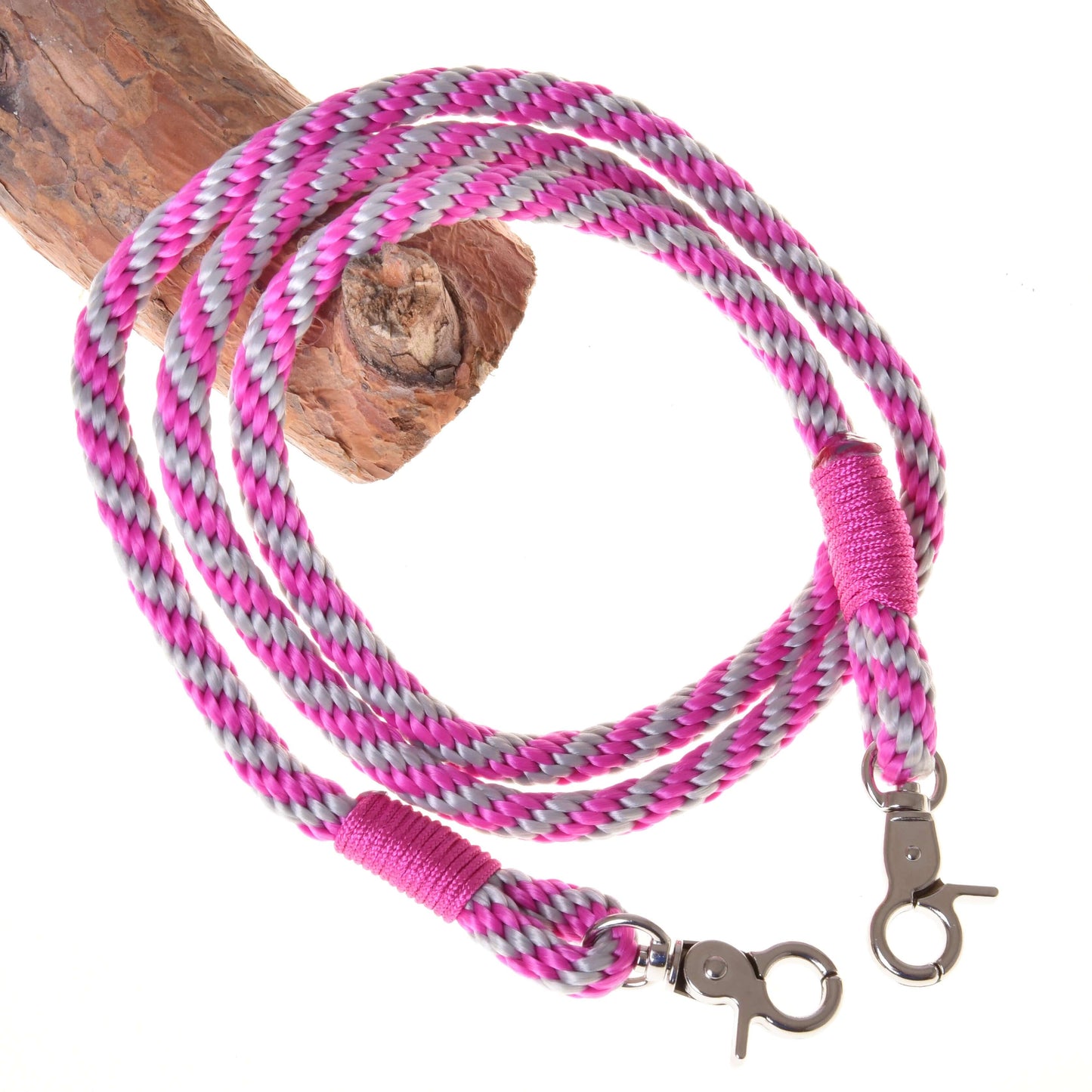 Set Start roze (halster + cordeo + lead rope + teugels) van Hobby Horse LarDen met een gevlochten roze, wit en grijs touw met metalen clips aan beide uiteinden, ideaal voor gebruik als teugels voor een Hobby Horse of als halster voor Hobby Horse en riem.