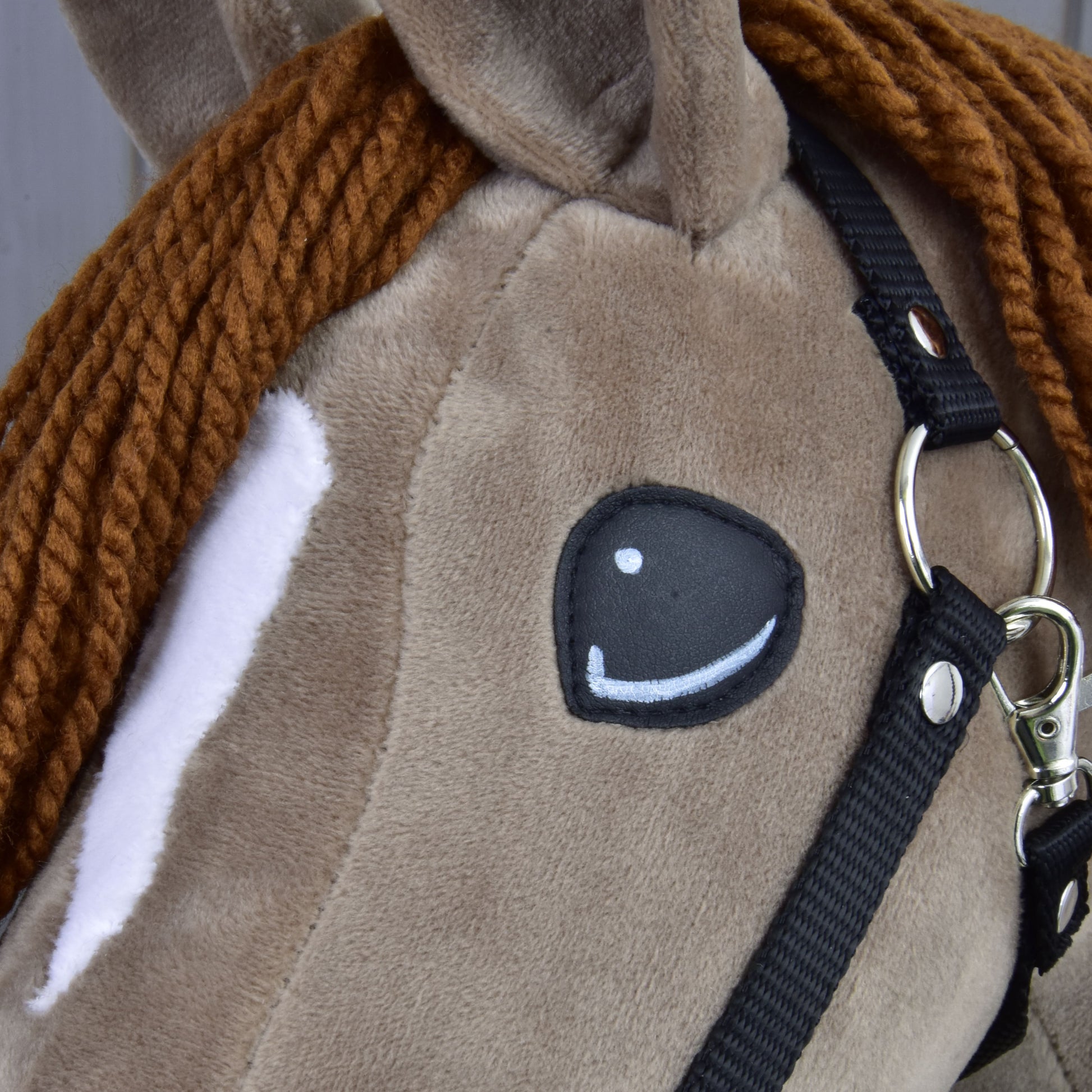 Hobby Horse Oliver met Zwart Halster + Bont Halster GRATIS