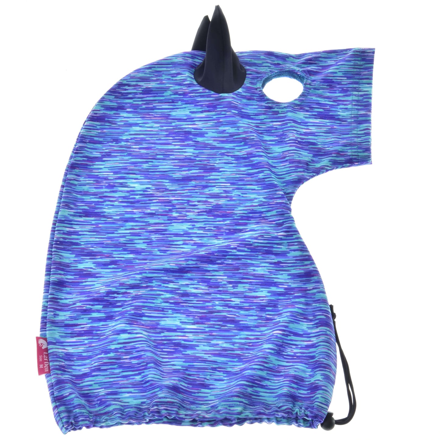 Hobby Horse Beschermpak Zee (Lycra) van Hobby Horse LarDen, een blauw-paars gedessineerde wasbare hoes in de vorm van een paardenhoofd, met een zwarte hoorn, oor, gezichtsopening en trekkoord aan de onderkant voor een stevige pasvorm.