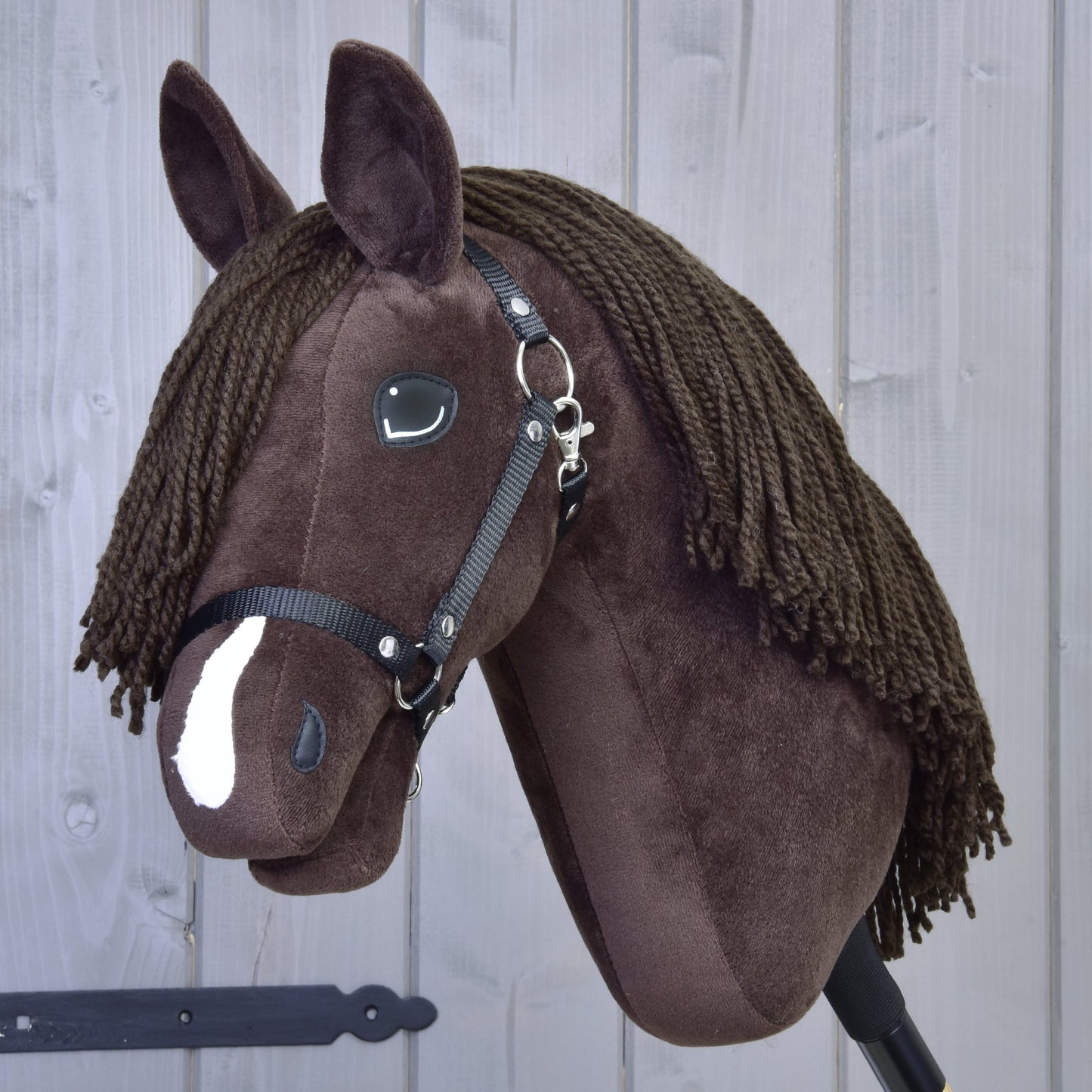 Hobby Horse Chianti met Zwart Halster