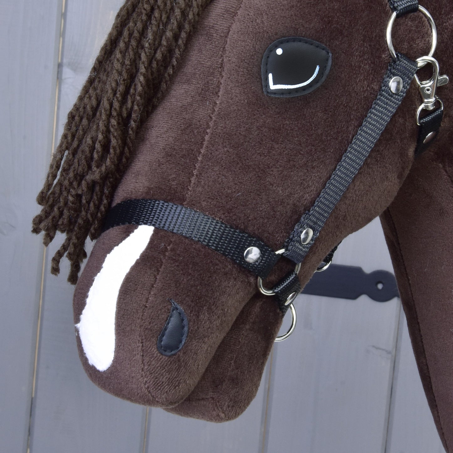 Hobby Horse Chianti met Zwart Halster