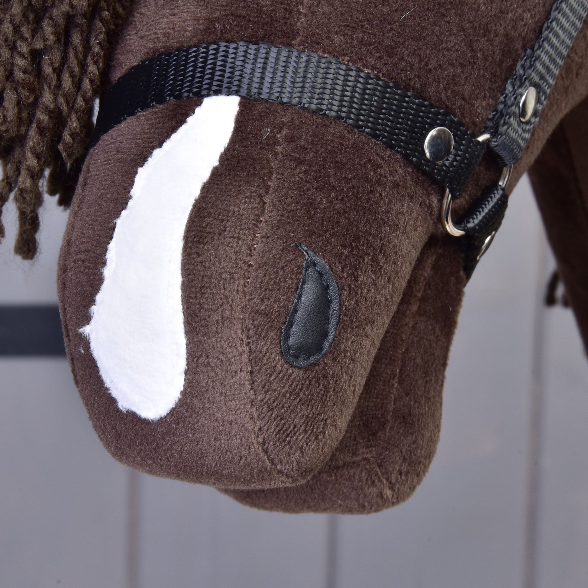 Hobby Horse Chianti met Zwart Halster