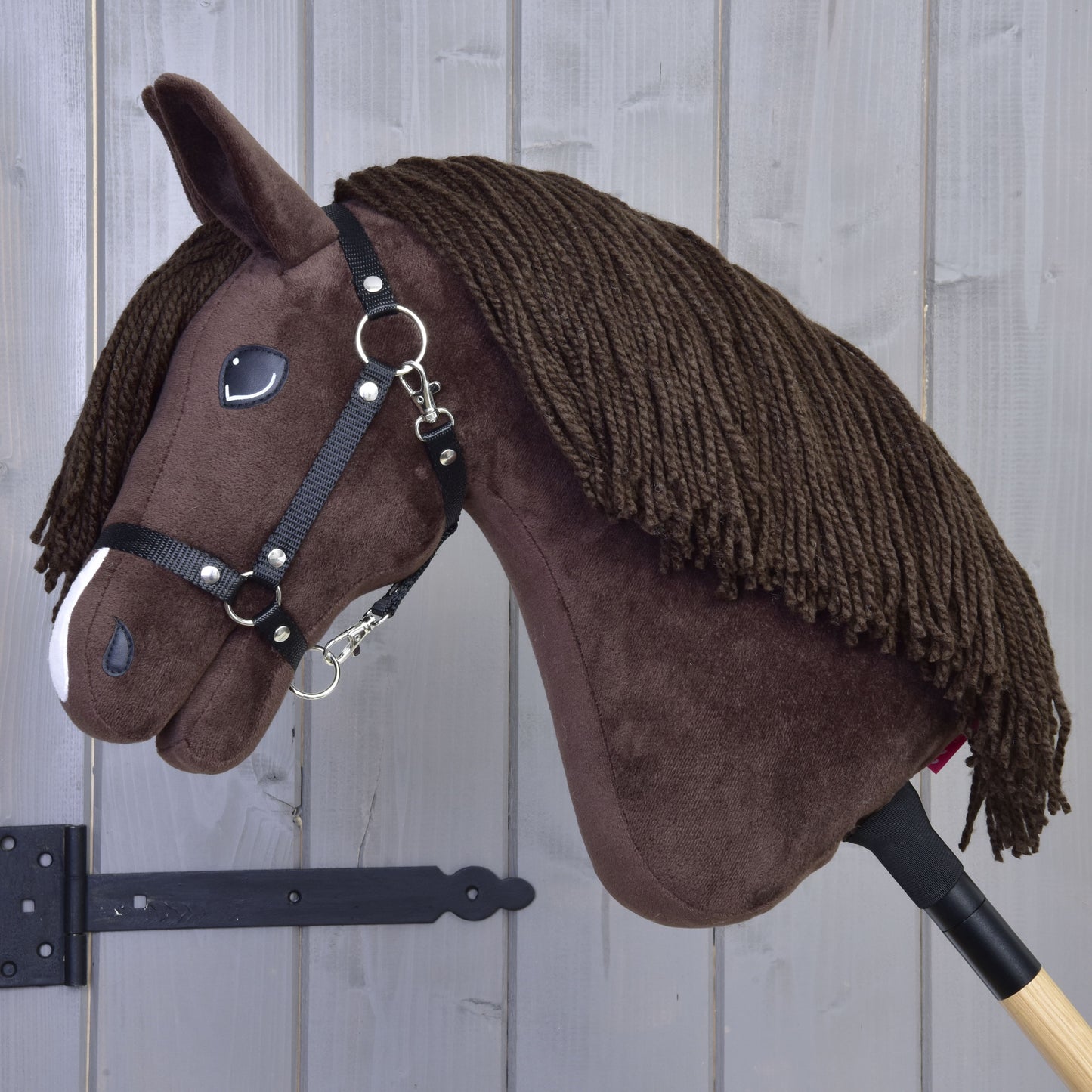 Hobby Horse Chianti met Zwart Halster