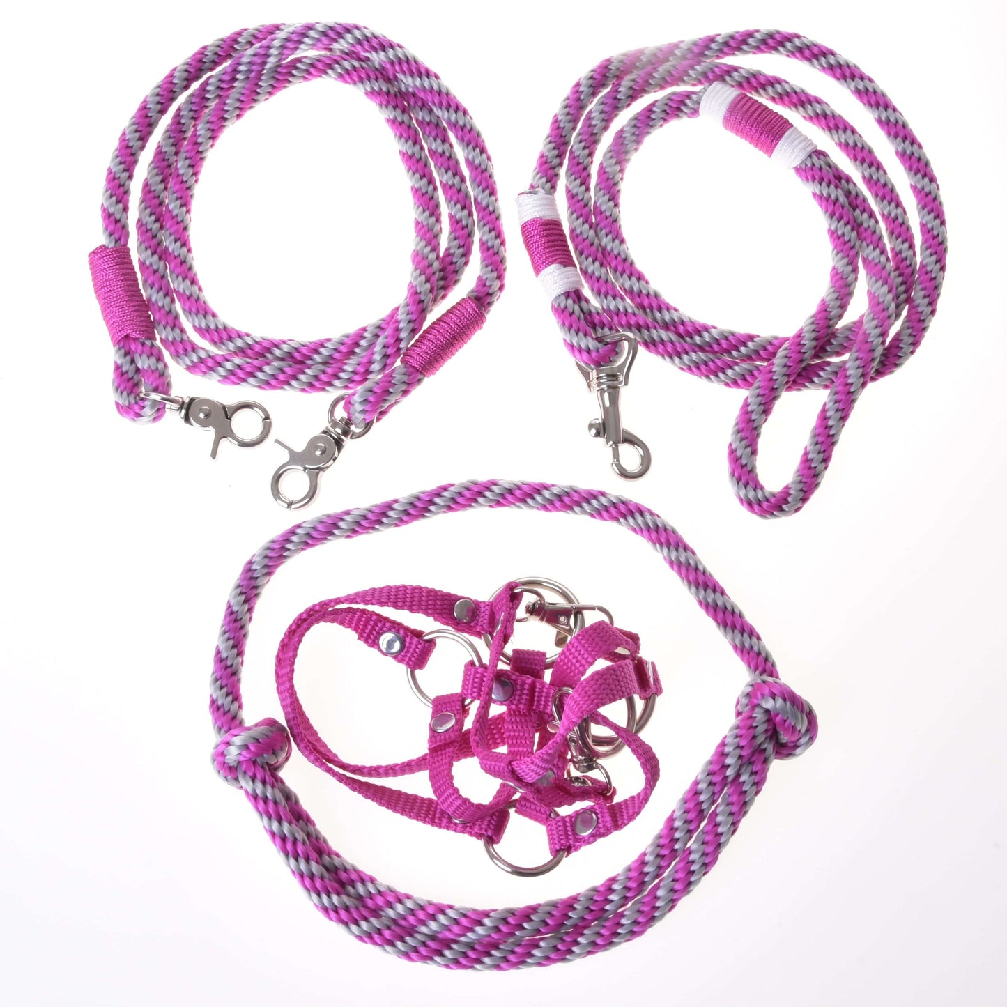 Set Start roze (halster + cordeo + lead rope + teugels) van Hobby Horse LarDen bevat een roze halster, cordeo, lead rope en gevlochten teugels met metalen clips, allemaal gerangschikt op een witte achtergrond. Perfect als Hobby Horse-accessoires.
