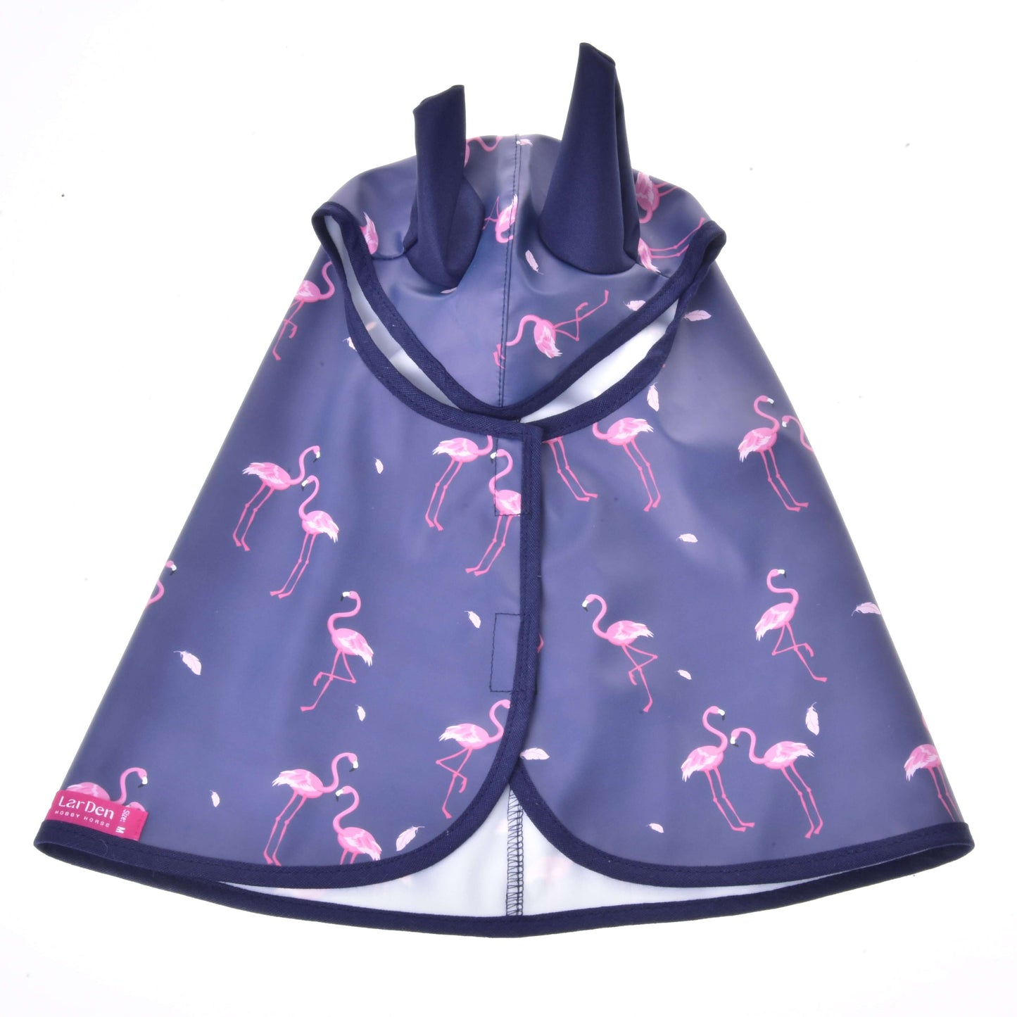 Regenjas Flamingo van Hobby Horse LarDen, een blauwe dierenregenjas met roze flamingo's en twee oorachtige capuchonflappen, ideaal voor elk weertype. Plat getoond met open voorkant en een klein Laz Dera-label linksonder.