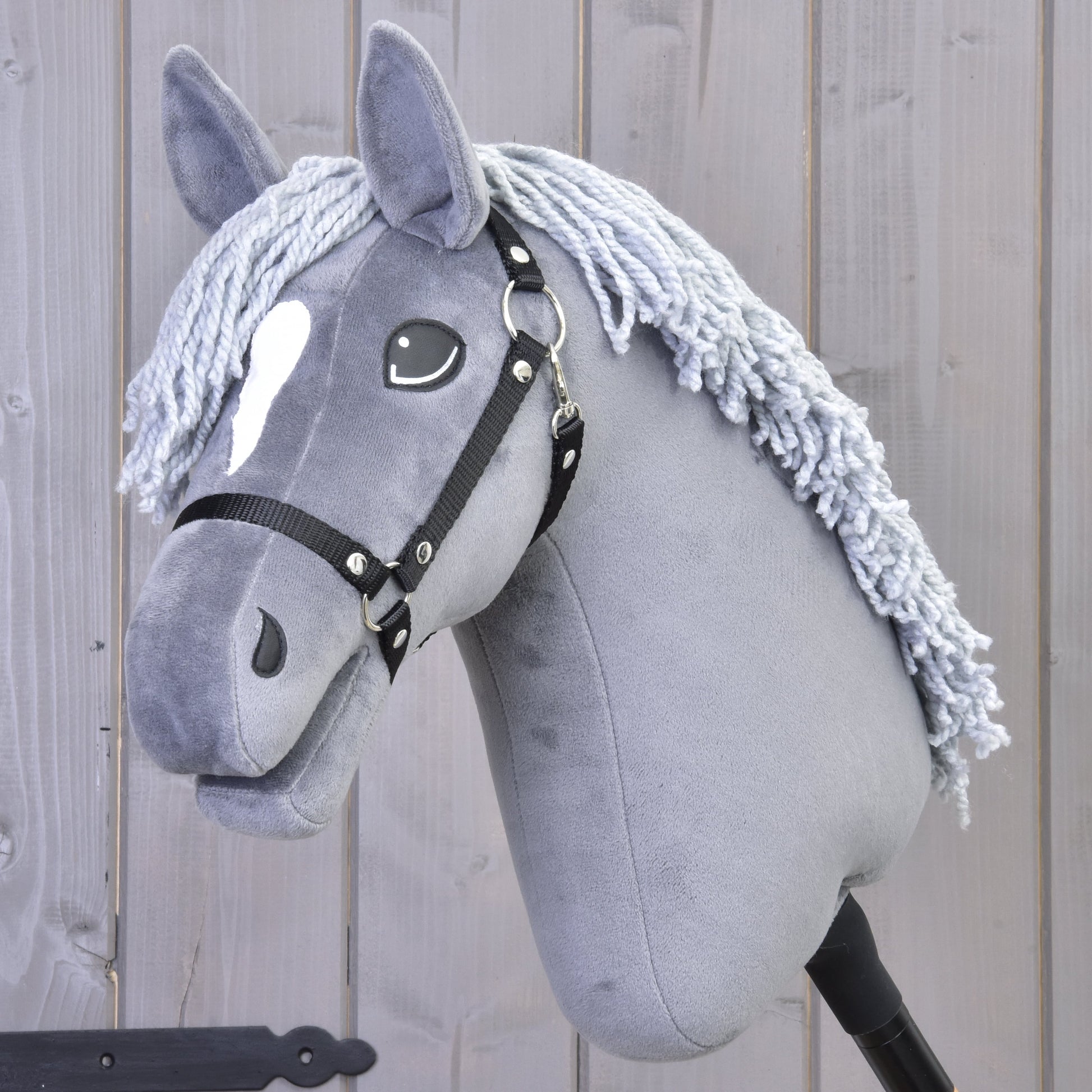Hobby Horse Grace met Zwart Halster