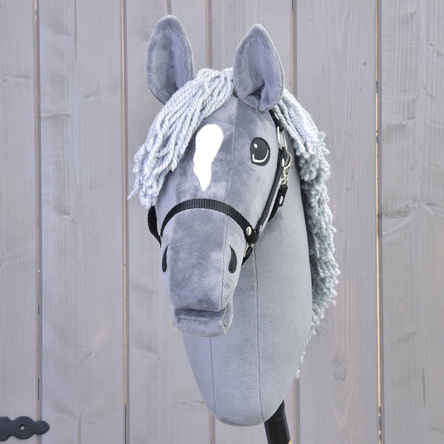 Hobby Horse Grace met Zwart Halster