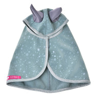 Regenjas Greeny van Hobby Horse LarDen, een groene all-weather regenjas met waterdruppelpatroon, zilverkleurige bies en twee puntige grijze oorvormen op de capuchon. Het roze "LarDen"-label is zichtbaar aan de onderrand terwijl de jas plat ligt.