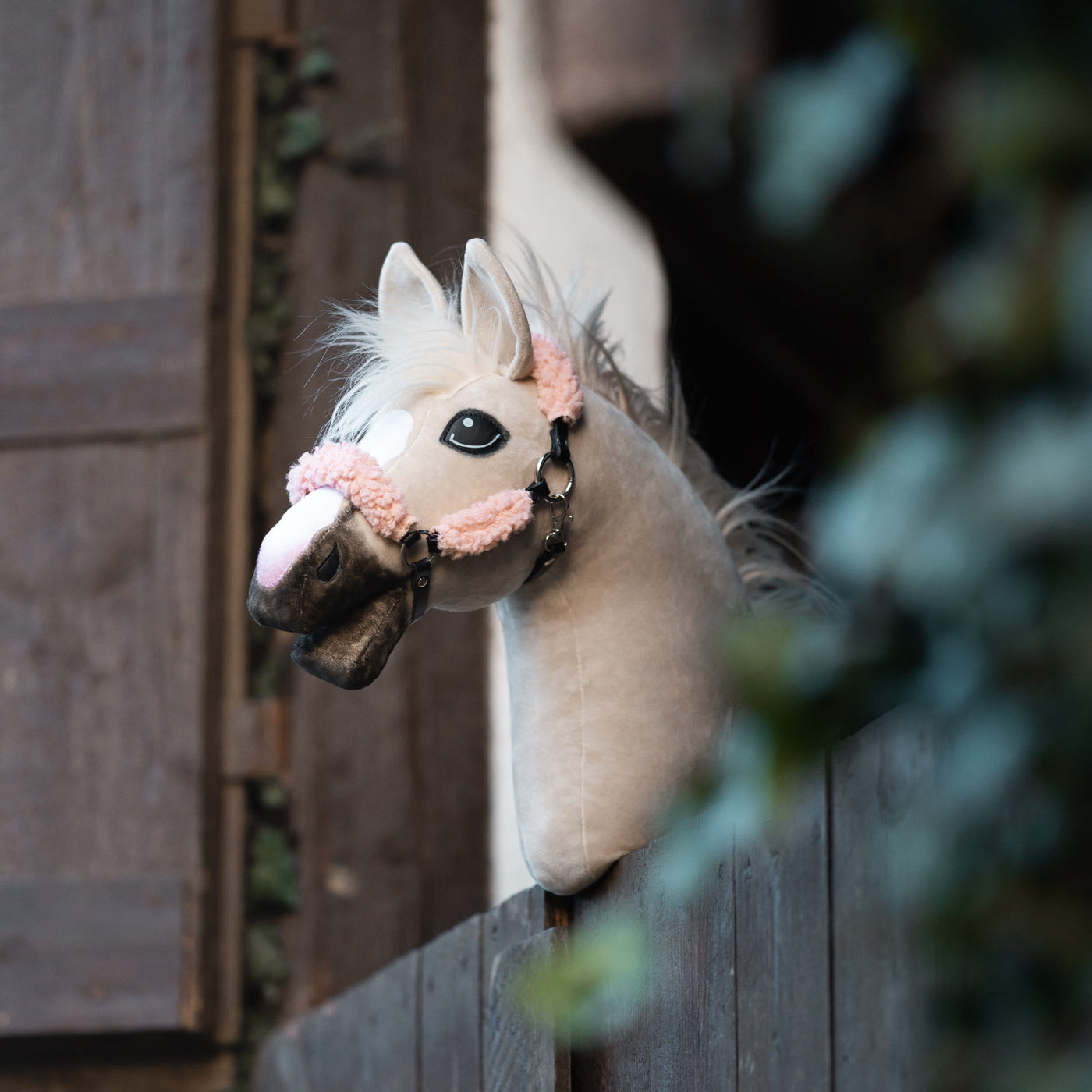 Halter with fur - leatherette Walnut – Soft fur for beauty and comfort