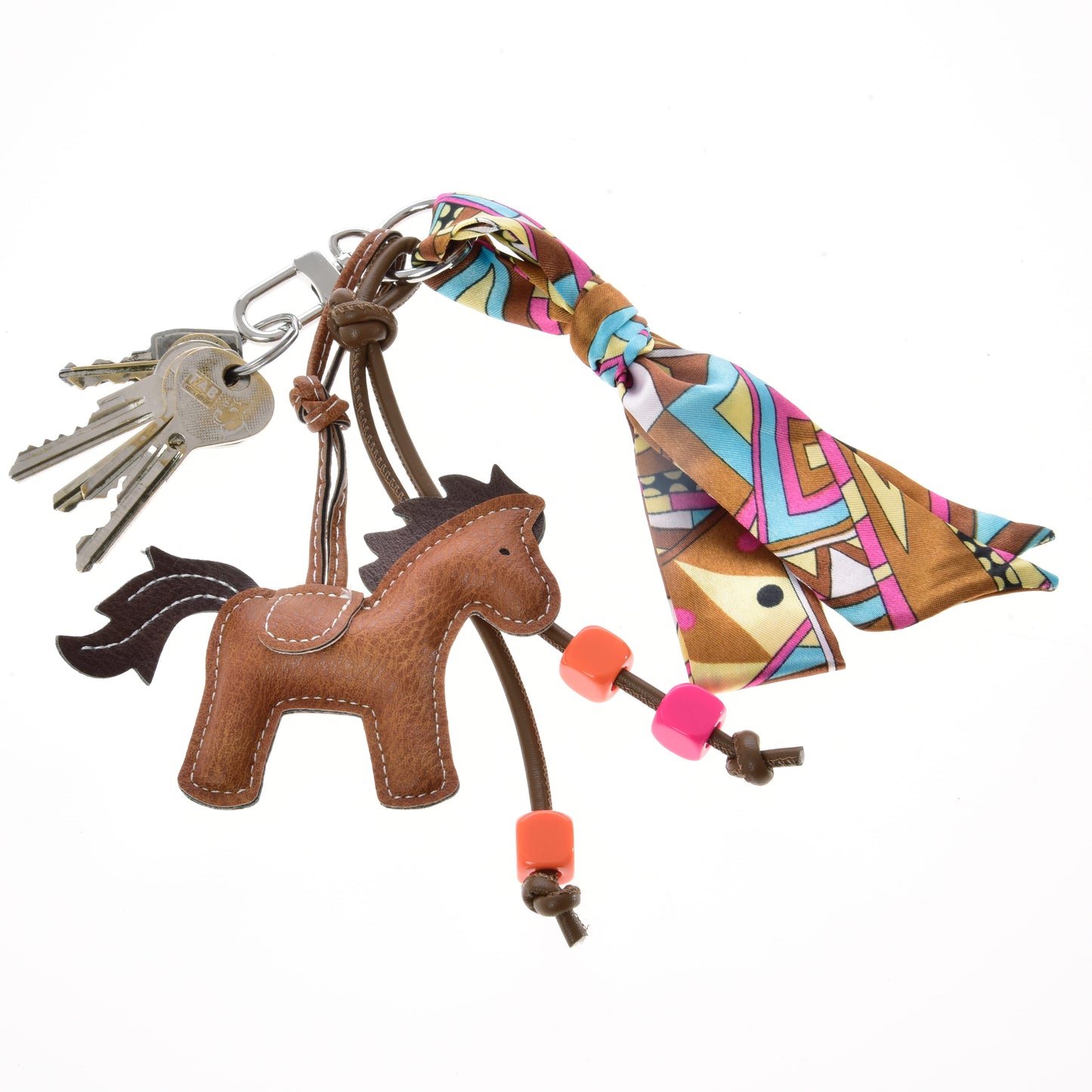 Een set sleutels aan een sleutelhanger met de Hobby Horse LarDen Sleutelhanger Horse Brown, kleurrijke kralen en een levendige sjaal met patroon die als strik is vastgeknoopt.