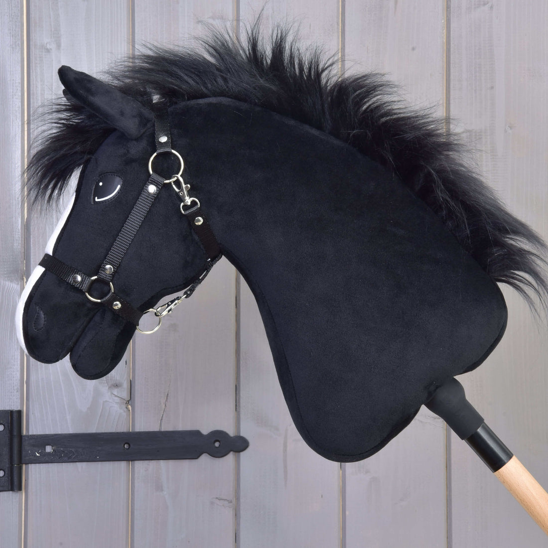 Hobby Horse Loki met Zwart Halster