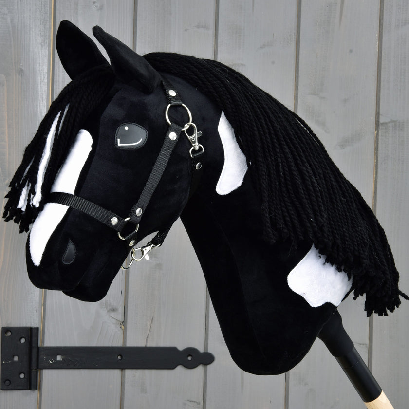 Hobby Horse Merlin met zwart Halster