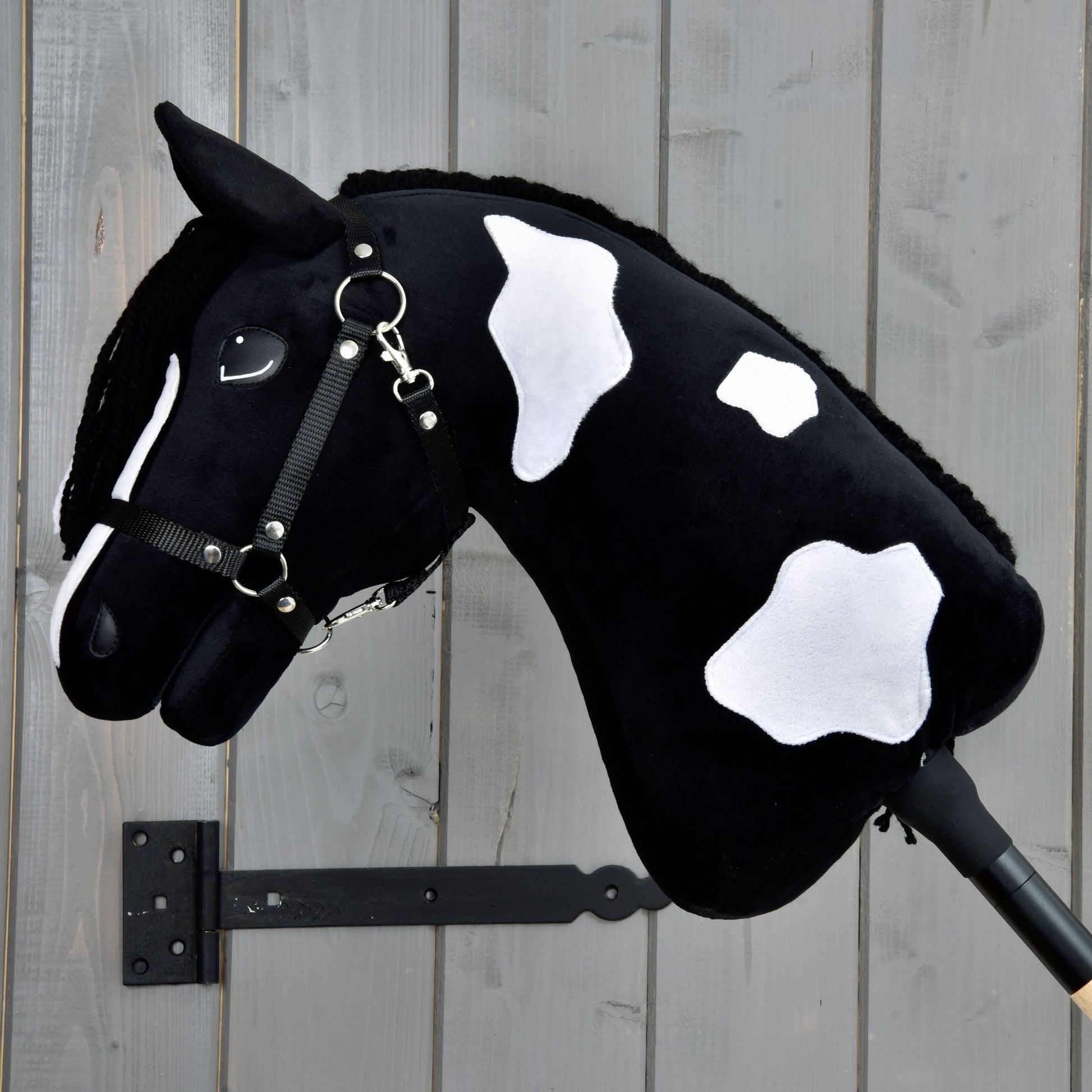 Hobby Horse Merlin met zwart Halster