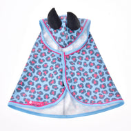 Regenjas Blauwe Luipaard van Hobby Horse LarDen, een blauwe cape voor huisdieren met roze en donkerblauwe luipaardprint, lichtblauwe bies en twee zwarte stoffen hoorns op de capuchon, ideaal voor avonturen in alle weersomstandigheden.