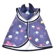 Regenjas Rainy van Hobby Horse LarDen, een donkerblauwe regenjas voor huisdieren voor alle weersomstandigheden met kleurrijke paraplu- en regendruppelpatronen, ritssluiting aan de voorkant en omgevouwen kraag, ideaal voor wandelingen op regenachtige dagen of Hobby Horse-avonturen.