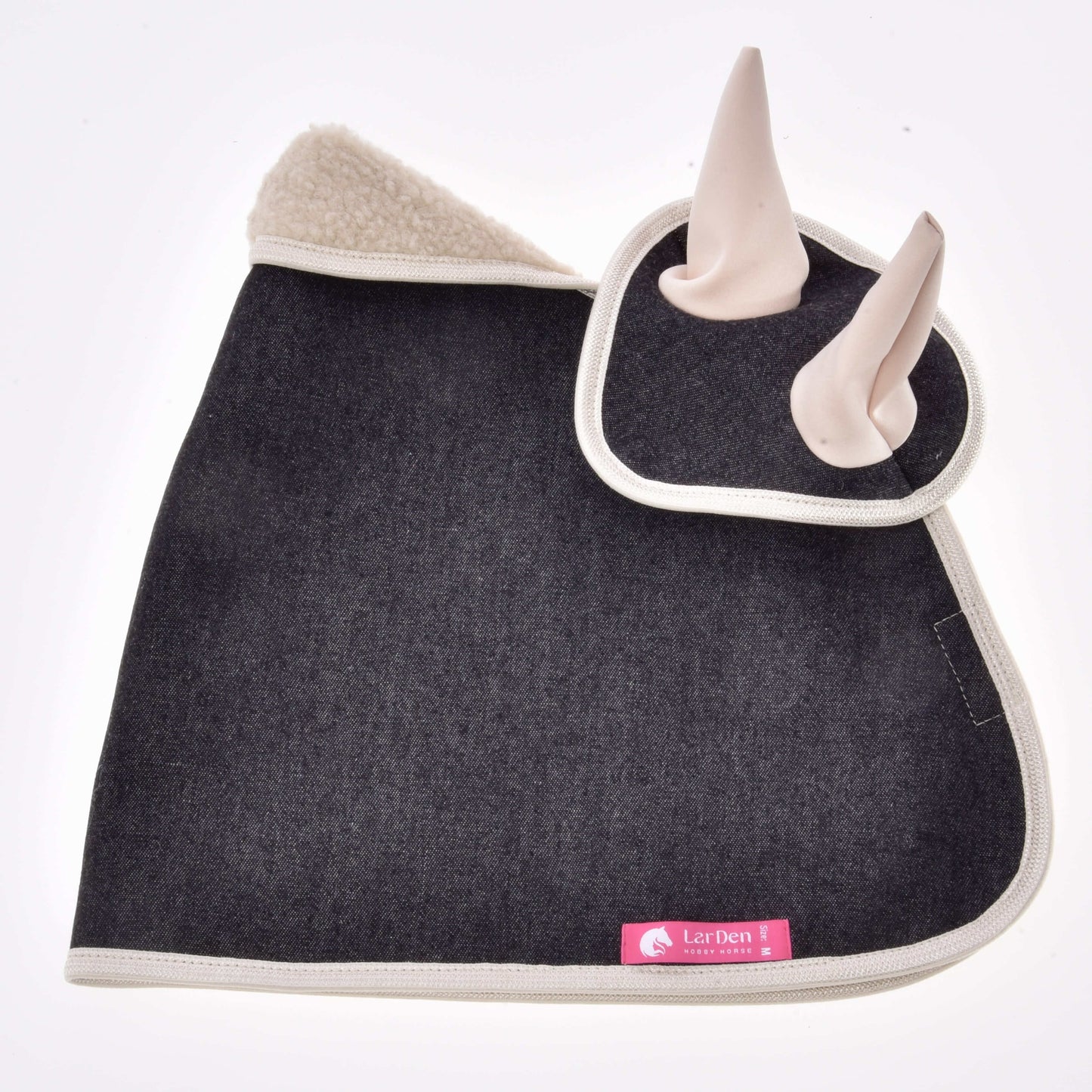Stijlvol oornetje van Hobby Horse LarDen, Set Blue Denim, met donkergrijze stof, crèmekleurige rand, bovenkant met sherpa-voering, twee lichtgekleurde oren en een roze "LarDen"-label aan de rand, ideaal als decoratie voor een Hobby Horse.