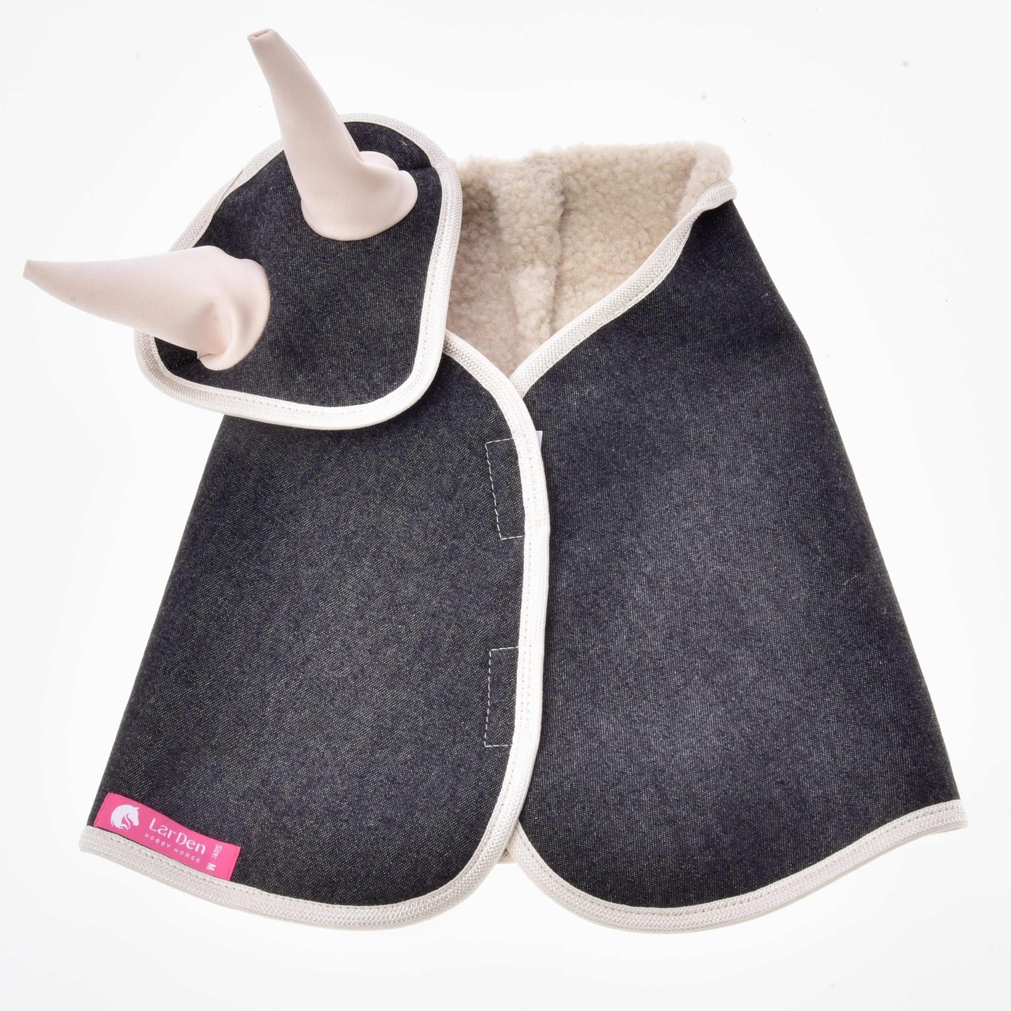 Set Blue Denim hondenjas van Hobby Horse LarDen is gemaakt van blauwe denim met witte rand, twee pluchen hoorns bij de hals voor een speelse paardenlook, een roze label in de hoek en crèmekleurige fleecevoering aan de binnenkant.