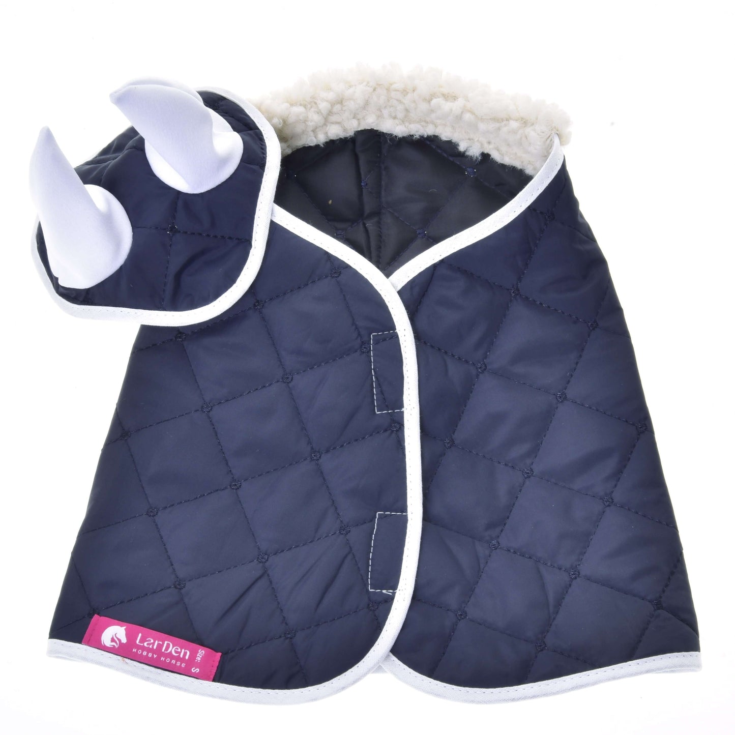 Set Thermo blauw van Hobby Horse LarDen, een marineblauwe gewatteerde jas voor huisdieren met witte bies, een capuchon met twee opgevulde witte hoorns voor een neushoornlook en een zachte pluizige voering, geïnspireerd op klassieke ontwerpen van Hobby Horse-dekens.