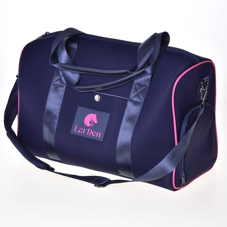 Een marineblauwe sporttas met roze biezen, dubbele handgrepen, een schouderriem en een voorvak met het LarDen-logo met een roze paardenhoofd, perfect om je Hobby Horsing-uitrusting mee te nemen.