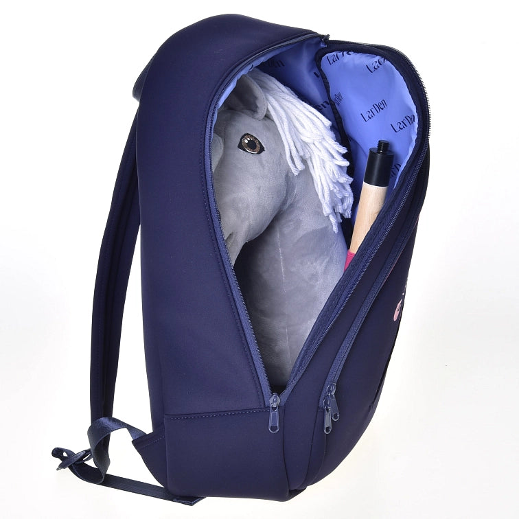 Een donkerblauwe rugzak is geopend en laat een grijze Hobby Horse zien met witte manen en een houten stok erin. De binnenvoering van de rugzak is lichtblauw met herhaalde Laviu-tekst, de perfecte metgezel voor Hobby Horsing-avonturen.