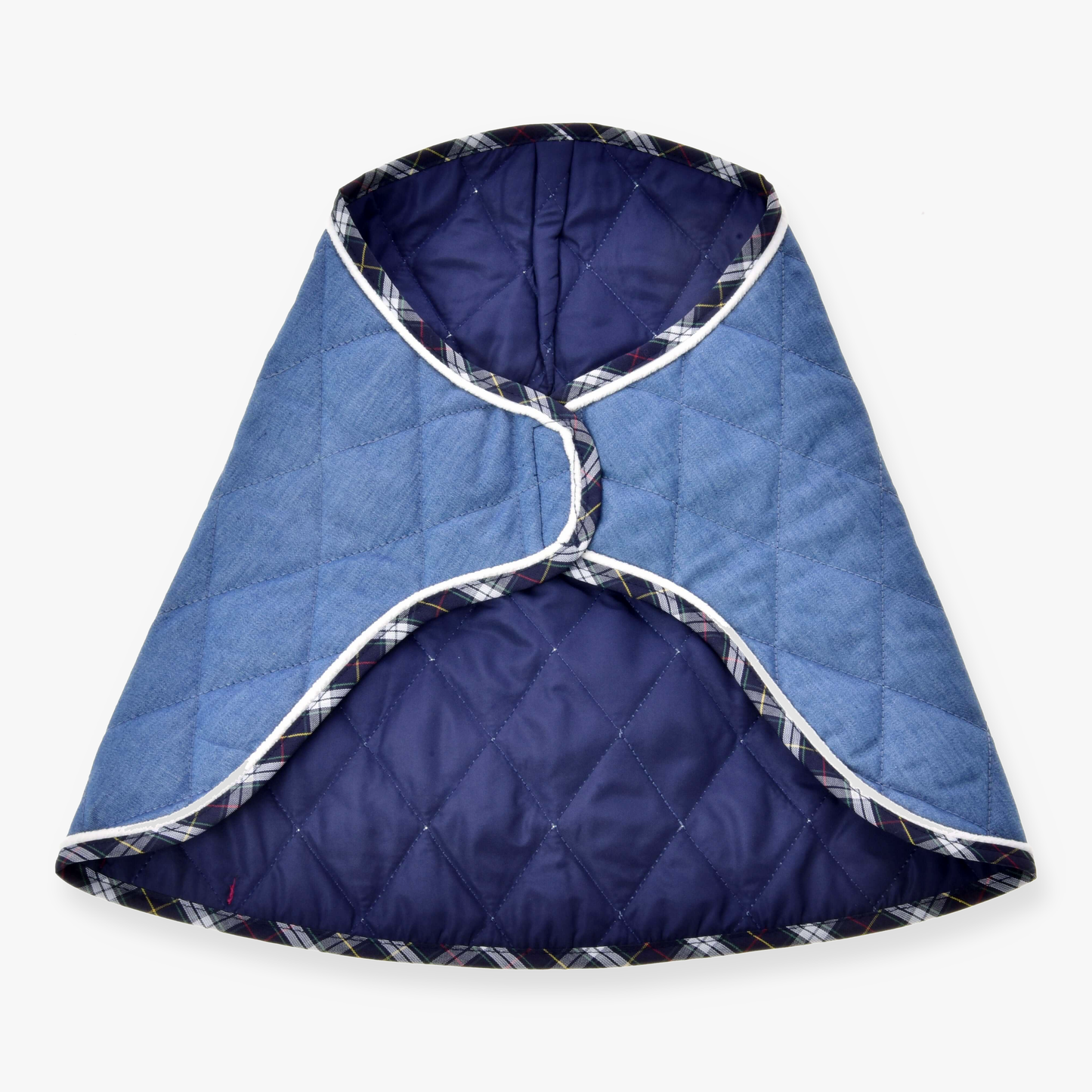 Deken Beautiful Jeans van Hobby Horse LarDen, een gewatteerde blauwe en marineblauwe huisdierenjas met witte afwerking en geruite rand, met een gebogen overlappend ontwerp en diamantstiksels, plat getoond op een witte achtergrond.