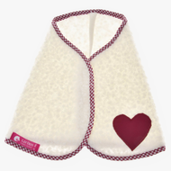 Deken cube rood van Hobby Horse LarDen, een witte cape met textuur, rode geruite afwerking, een kastanjebruine hartpatch en een roze LarDen-label, ideaal als charmante deken voor Hobby Horse.