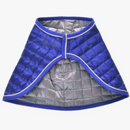 Deken DeLuxe blauw dubbelzijdig van Hobby Horse LarDen met een blauwe buitenlaag en een zilverkleurige diamantgewatteerde binnenvoering met witte bies, voor extra bescherming. Plat getoond op een witte achtergrond.