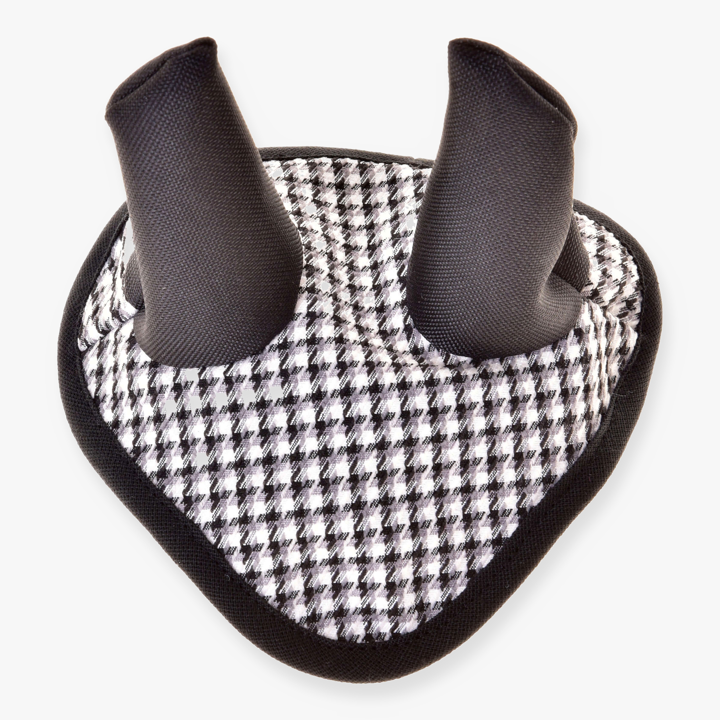 Oornetje engels zwart ruit van Hobby Horse LarDen met een zwart-wit ruitpatroon, twee rechtopstaande uitsteeksels en een afgeronde driehoekige basis, voor stijlvolle bescherming tegen insecten voor je paard.