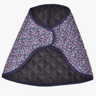 Deken Flower van Hobby Horse LarDen, een gewatteerd kledingstuk in capestijl met zwarte voering, een donker bloemenpatroon van kleine blauwe en paarse bloemen en donkerblauwe afwerking, dat doet denken aan een knusse paardendeken.