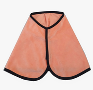 Deken Peach van Hobby Horse LarDen, driehoekige oranje stoffen deken met zwarte bies langs de randen en een klittenbandsluiting aan de voorkant.