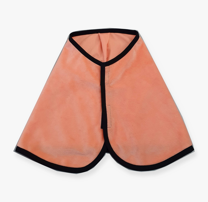 Hobby Horse deken Peach van LarDen van zacht perzikkleurig pluche met zwarte bies en klittenbandsluiting voor, plat neergelegd