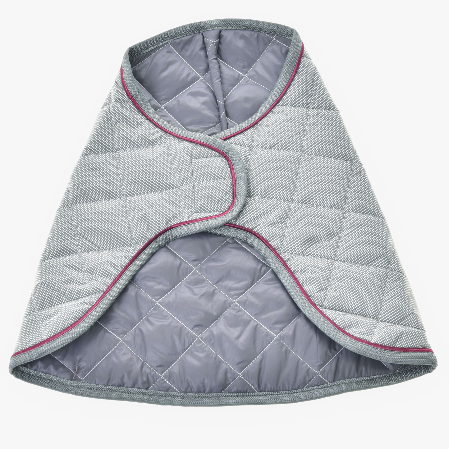 Deken Silver Eleganza van Hobby Horse LarDen, een gewatteerd grijs huisdiervest met roze bies, een overslagontwerp en zachte vulling, plat getoond op een witte achtergrond.