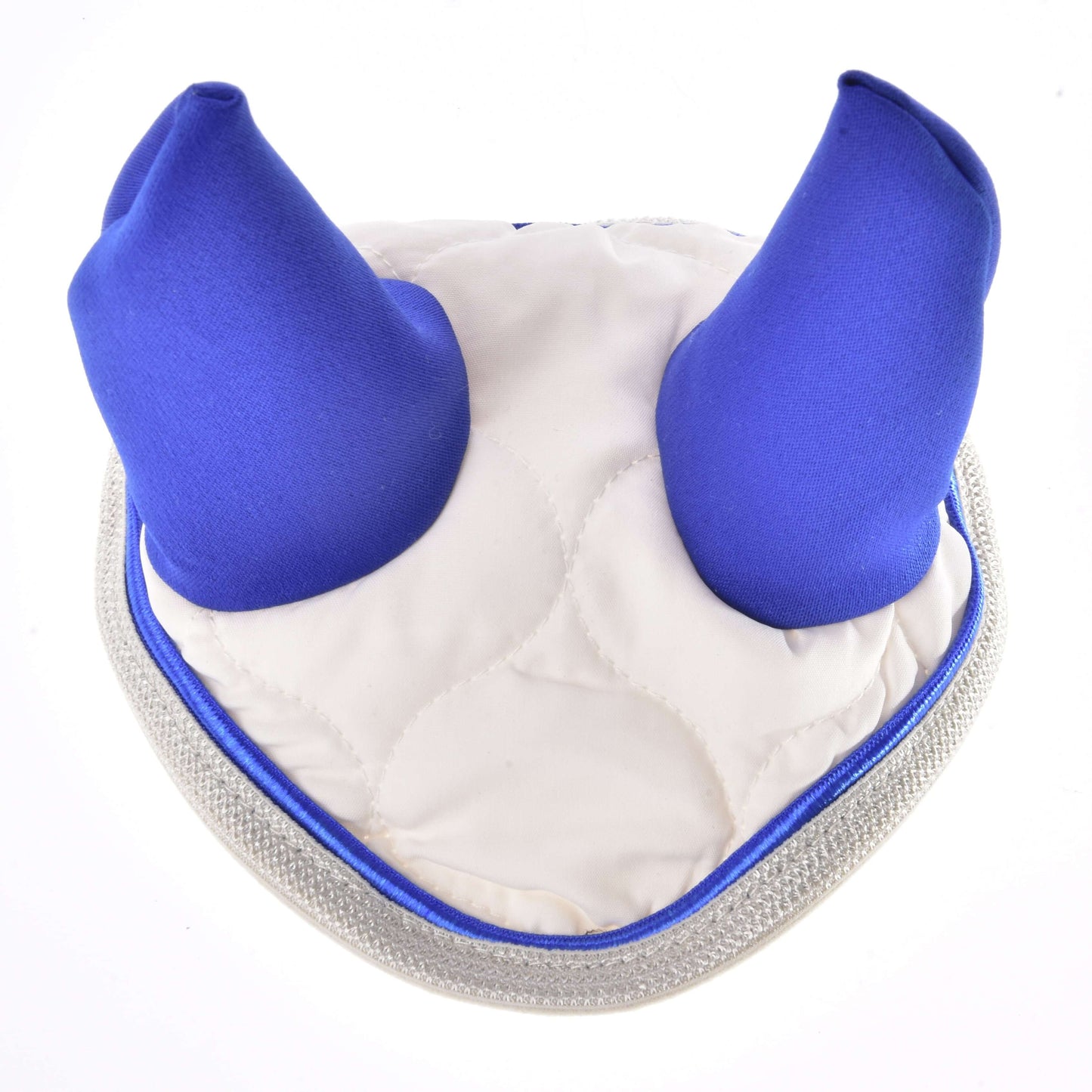 Oornetje Crème Parel van Hobby Horse LarDen, een wit en blauw oornetje met twee rechtopstaande puntige delen en zilveren rand, ontworpen voor Hobby Horses om bescherming tegen insecten te bieden. Gefotografeerd op een witte achtergrond.