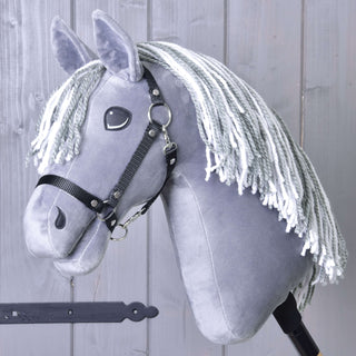Hobby Horse Calypso met Zwart Halster