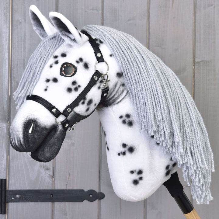 Hobby Horse Chantal met zwarte halster van LarDen, wit pluche hoofd met zwarte vlekken en lange grijze manen van garen