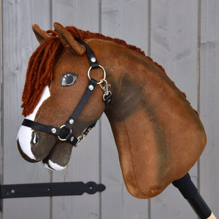 Hobby Horse Cooper met zwart halster