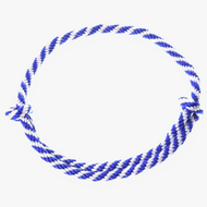 Cordéo blauw streep van Hobby Horse LarDen, blauw-wit gedraaid touw met eenvoudige knopen aan elk uiteinde, ideaal voor hoofdstelloos rijden of spelen met Hobby Horse, opgerold getoond op een witte achtergrond.