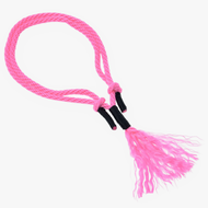 Cordéo Pink Festive van Hobby Horse LarDen, een felroze handgemaakt gevlochten touw met geknoopte lussen, zwart omwikkelde uiteinden en rafelige kwastjes, ideaal voor rijden zonder hoofdstel of als cordéo-accessoire voor Hobby Horse.