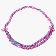 Cordéo roze streep van Hobby Horse LarDen met handgemaakte gedraaide strengen in roze, wit en paars in een cirkelvormige lus met geknoopte uiteinden, ideaal voor hoofdstelloos rijden. Elegant getoond op een witte achtergrond.