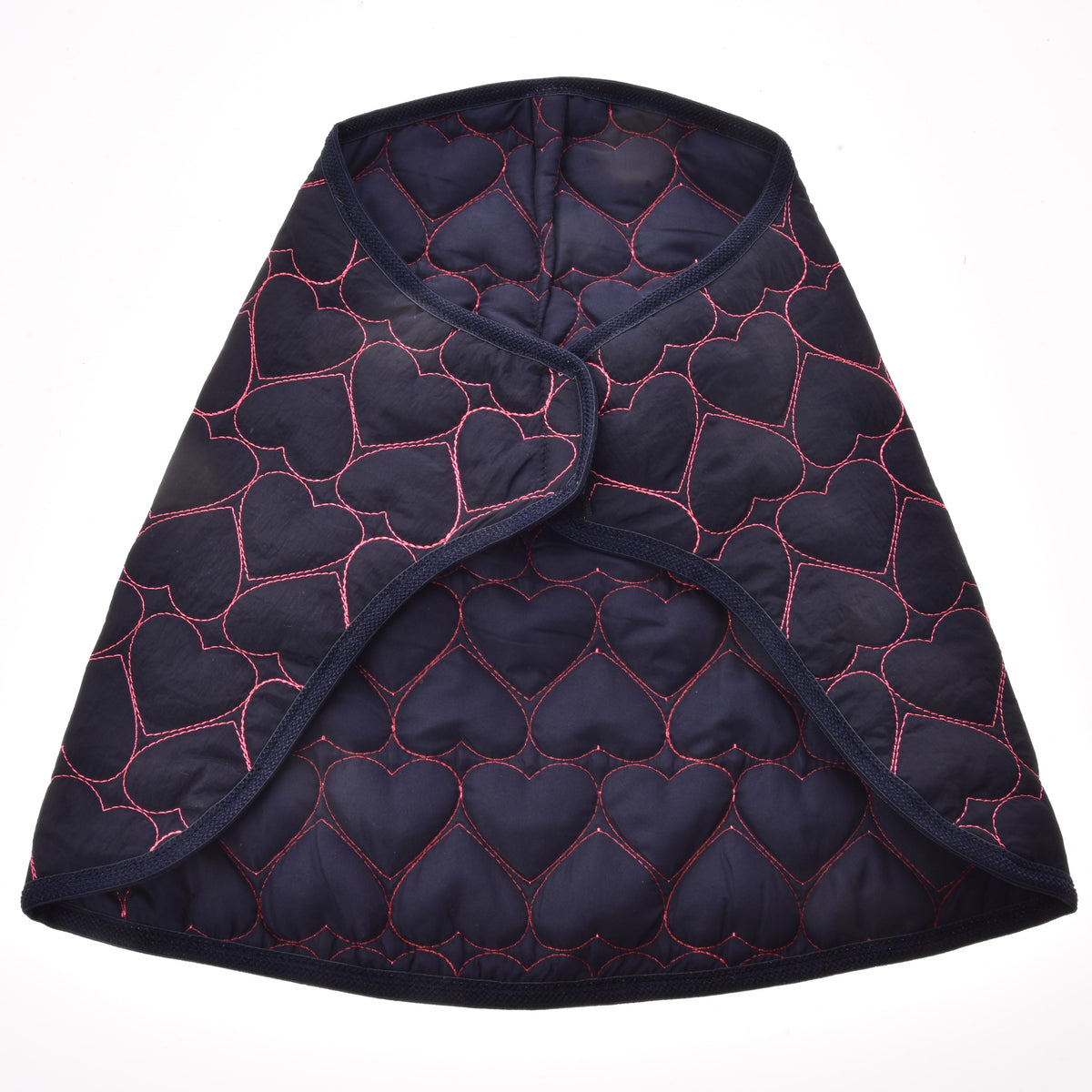 Deken Pink Heart van Hobby Horse LarDen, een donkerblauwe gewatteerde cape met roze hartvormig stiksel, geïnspireerd op een warme paardendeken, met een gebogen opening aan de voorkant, afgebeeld op een witte achtergrond.