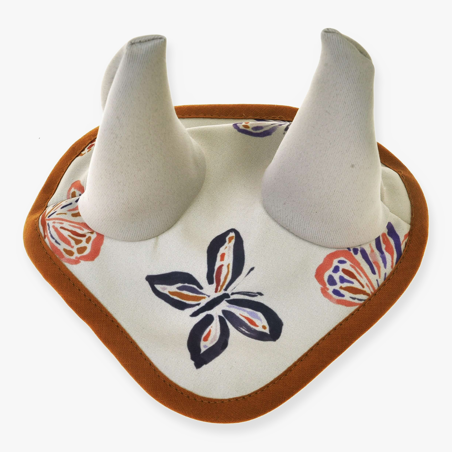 Oornetje Butterfly (softshell) van Hobby Horse LarDen, een stoffen slabbetje met zachte witte hoorns en een kleurrijk vlinderpatroon, geïnspireerd op oornetjes ter bescherming tegen insecten en afgewerkt met een bruine rand.