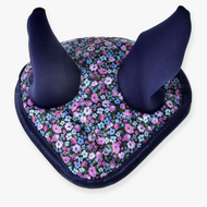 Oornetje Flower van Hobby Horse LarDen met paarse en blauwe oorstof en een basis versierd met kleine roze, blauwe en paarse bloemen, voor zowel een charmante uitstraling als effectieve bescherming tegen insecten.